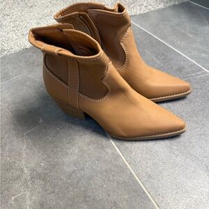 Universal Thread Tan Heeled Boots